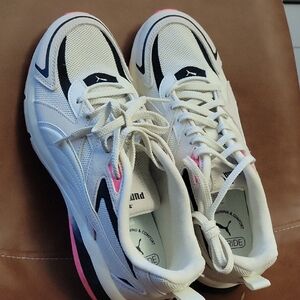 BRANDNEW !!!! Puma Women's White and Pink Sneakers